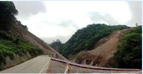 写真②　ダム底部から見た左岸と右岸。中央が吾妻川で、左岸の工事現場から出た土砂がたまっている。